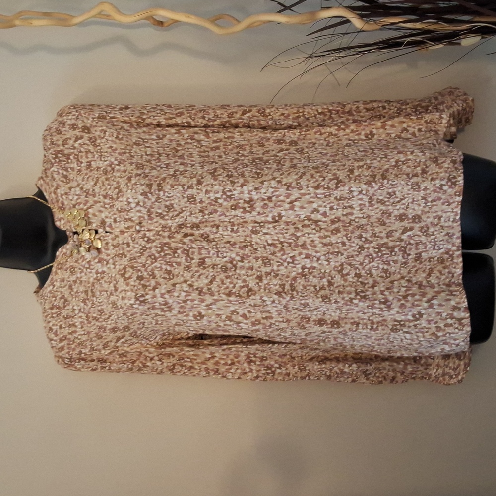 Violets and Roses Brand Soft Neutral tones Size medium blouse NWT